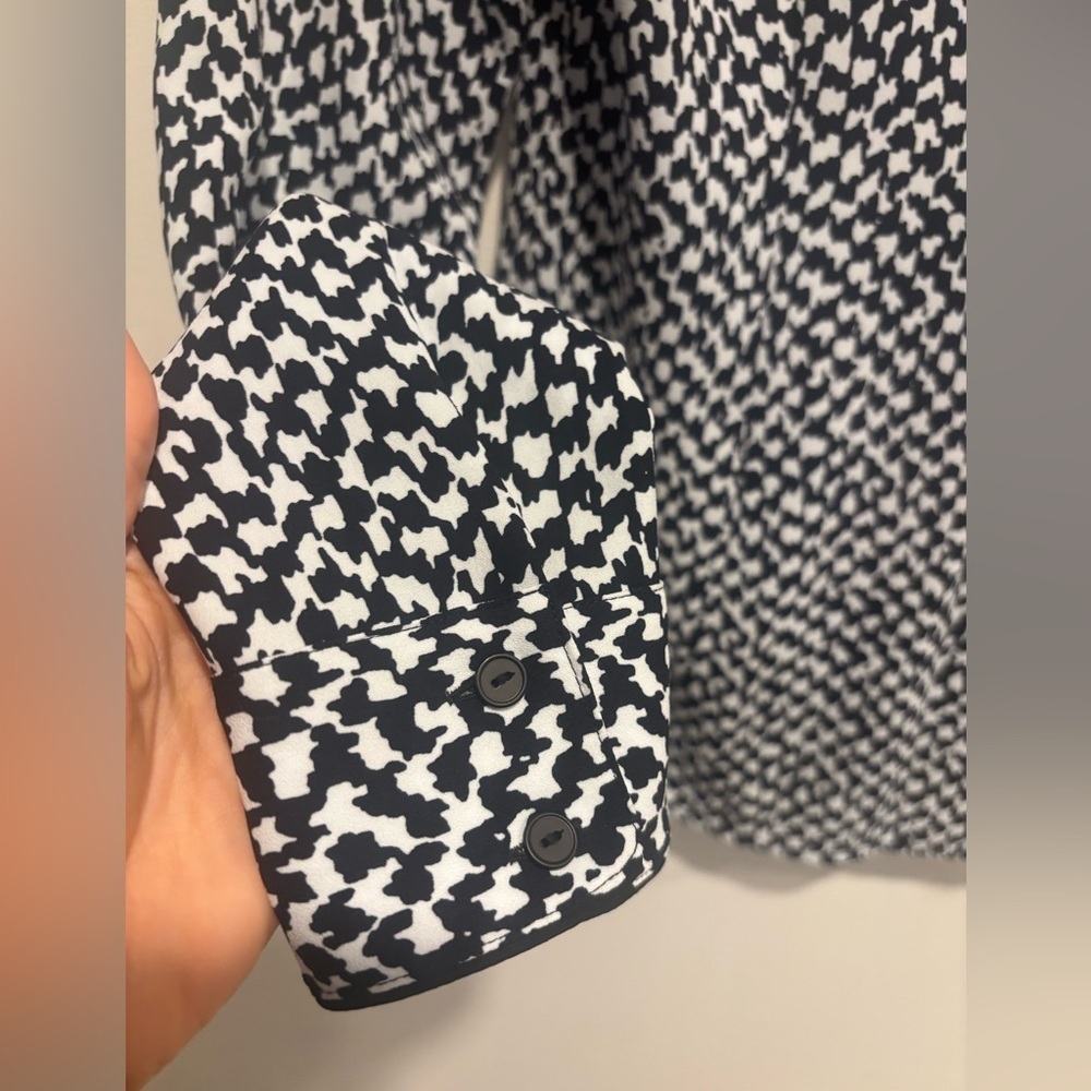 Theory Silk Printed Button-Front Long Sleeve Blouse in Black/White (Size S) - Picture 5 of 8